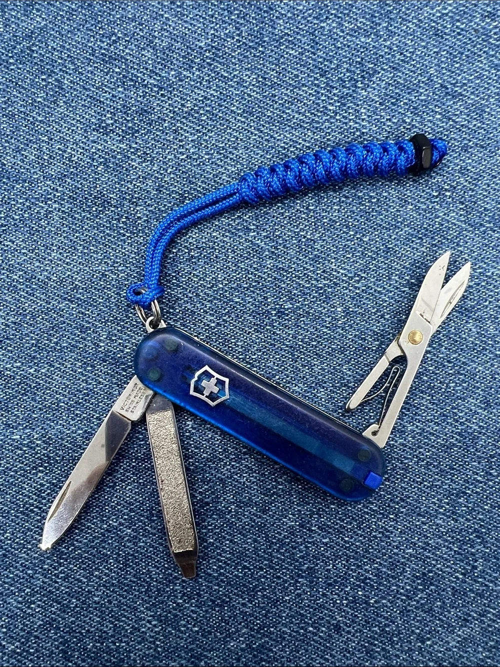Victorinox Classic SD Swiss Army Knife 58mm SAK with Paracord Lanyard Preowned